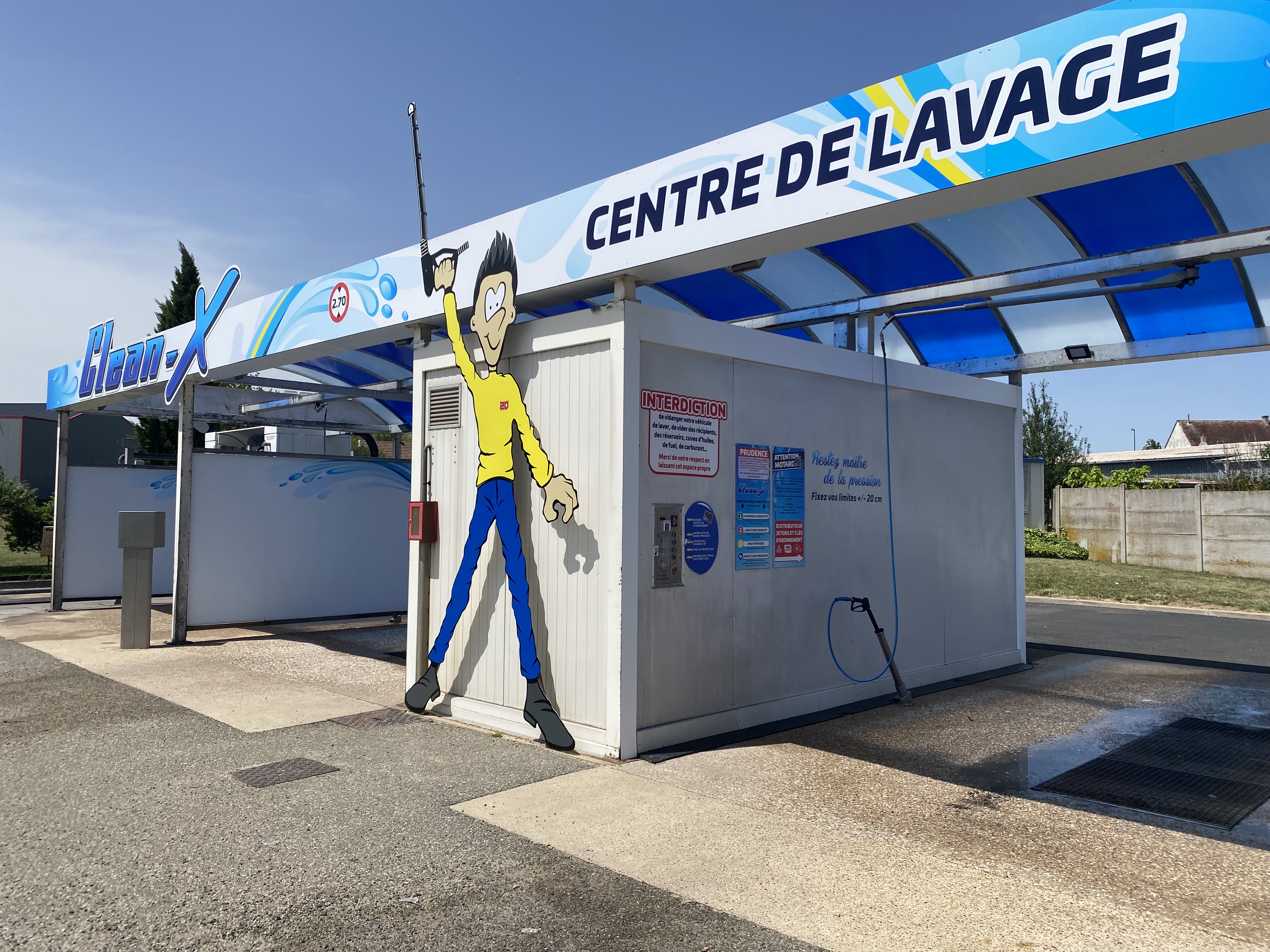 Station de lavage CleanX à Châteaudun avec la mascotte